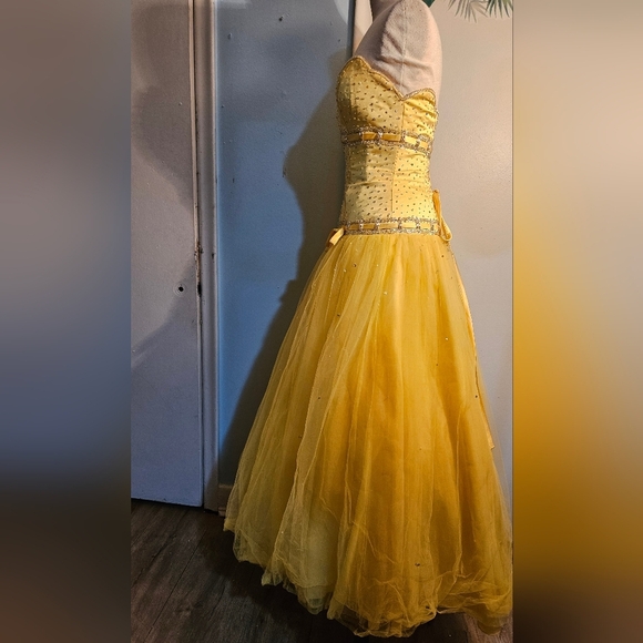 Elegant Yellow Strapless Evening Dress - Picture 9 of 9